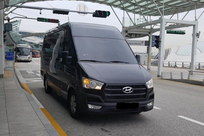 Ein schwarzer Van ist an einer Mautstelle geparkt, mit einer Glasdachkonstruktion. 2
