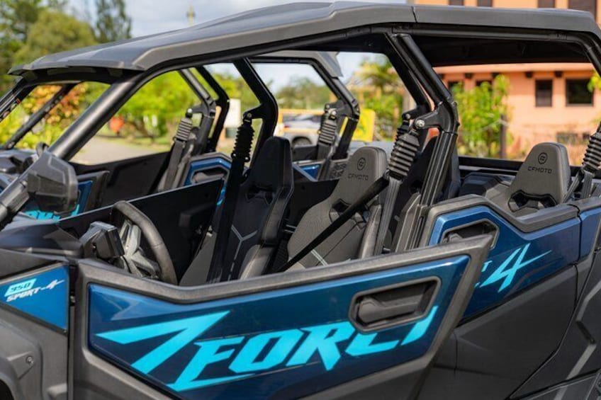 Un vehículo todoterreno azul con el nombre de marca 'TEORLI' y el número '4' en la carrocería. 2