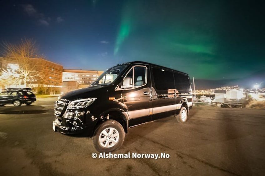 Un camion noir est garé sur un parking, avec un bâtiment en arrière-plan. 5