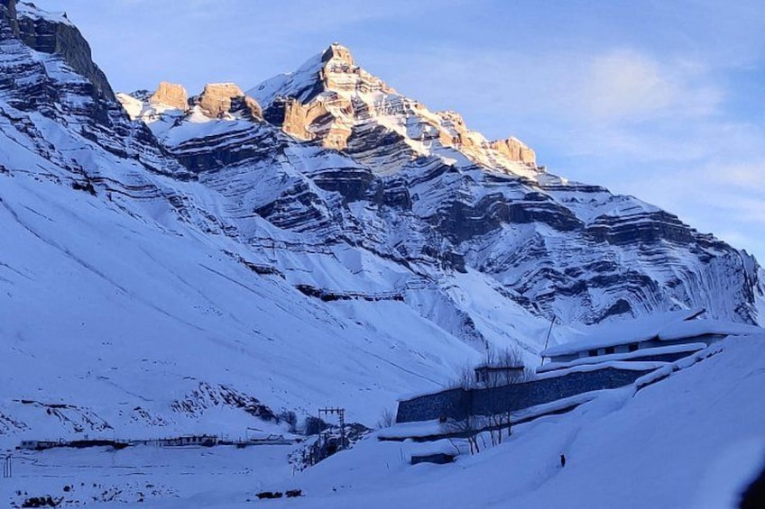 Een berg bedekt met sneeuw, met een heldere lucht. 4