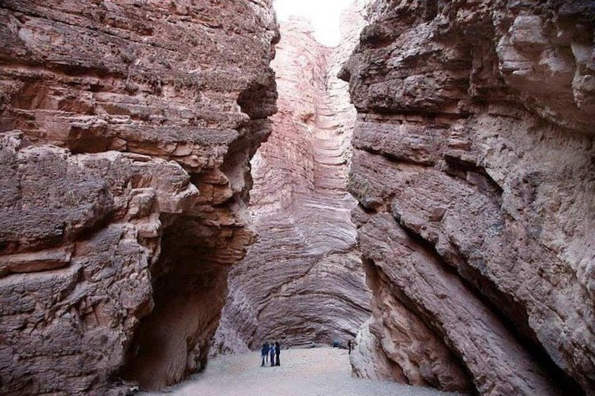 Un canyon aux formations rocheuses en strates et un étroit passage. 4