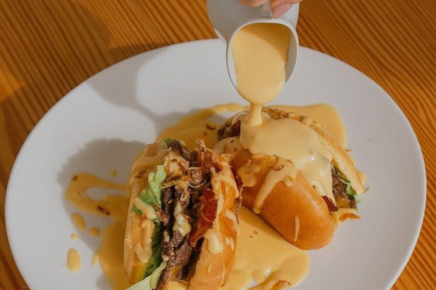 Un sandwich sur lequel on verse de la sauce. 5