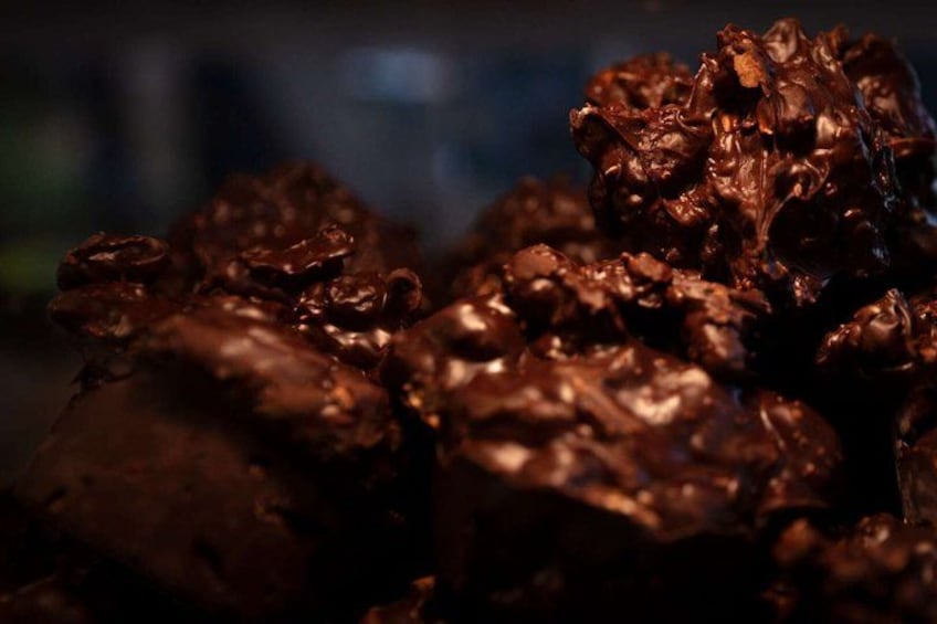Een close-up van chocoladebedekte noten. 3