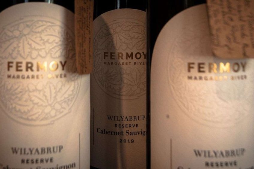 Drie flessen wijn, met etiketten die aangeven dat ze van het merk FERMOY zijn, en WILYABRUP Reserve Cabernet Sauvignon 2019. 5