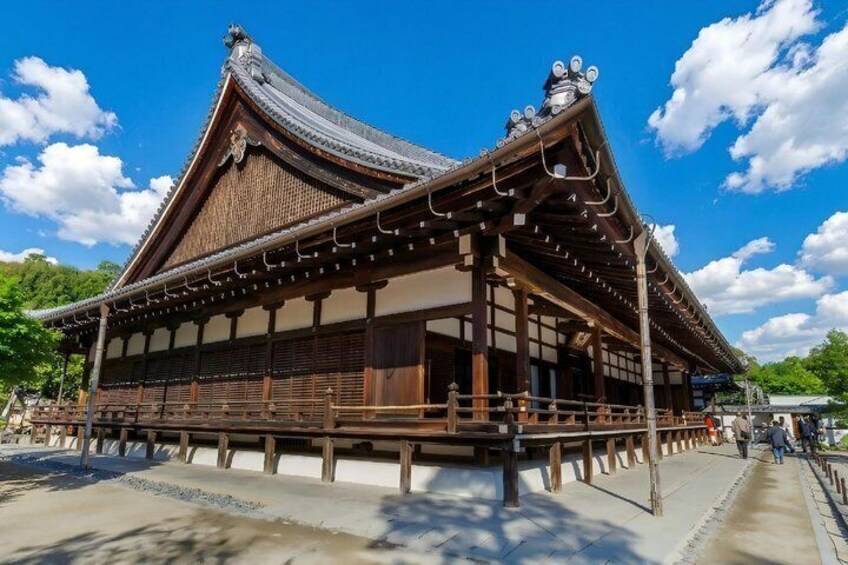 Een traditioneel Japans gebouw met een gebogen dak en houten balken. 3