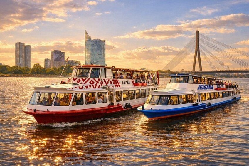 Deux bateaux sur une rivière, avec une vue sur les gratte-ciel d’une ville et un pont en arrière-plan. 2