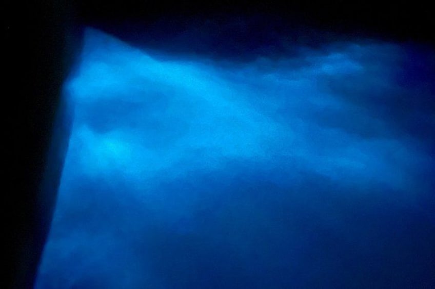 Uno spettacolo di luci blu. 5