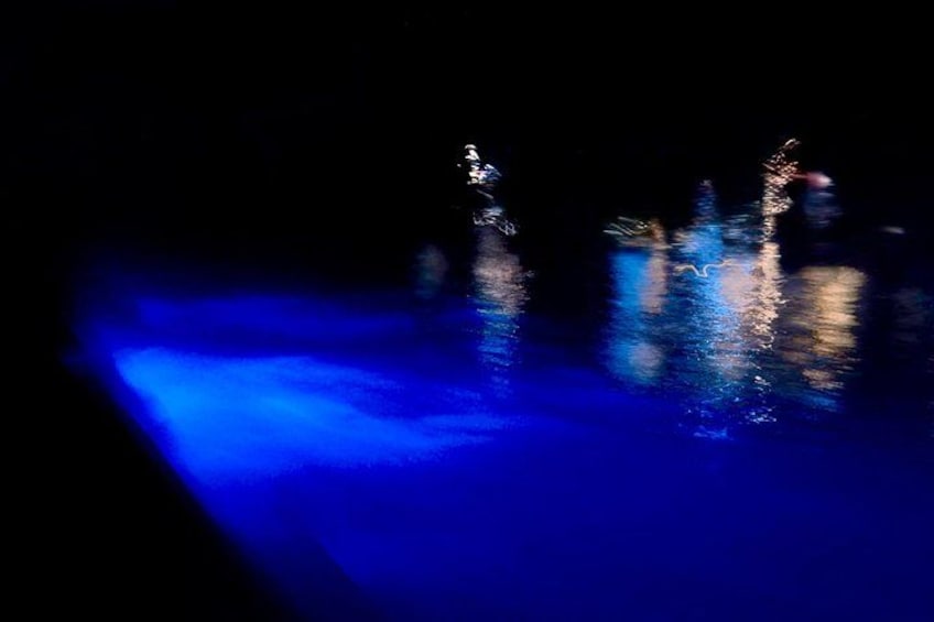Scena notturna con riflessi di luci sull'acqua. 2
