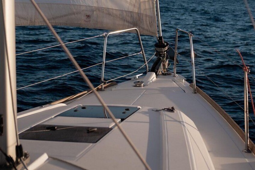 Cubierta de un velero con mástil, aparejo y una pequeña mesa. 2