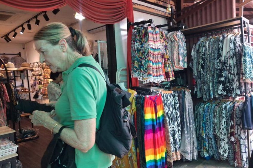 Una persona revisa ropa en una tienda, con varias prendas exhibidas. 2