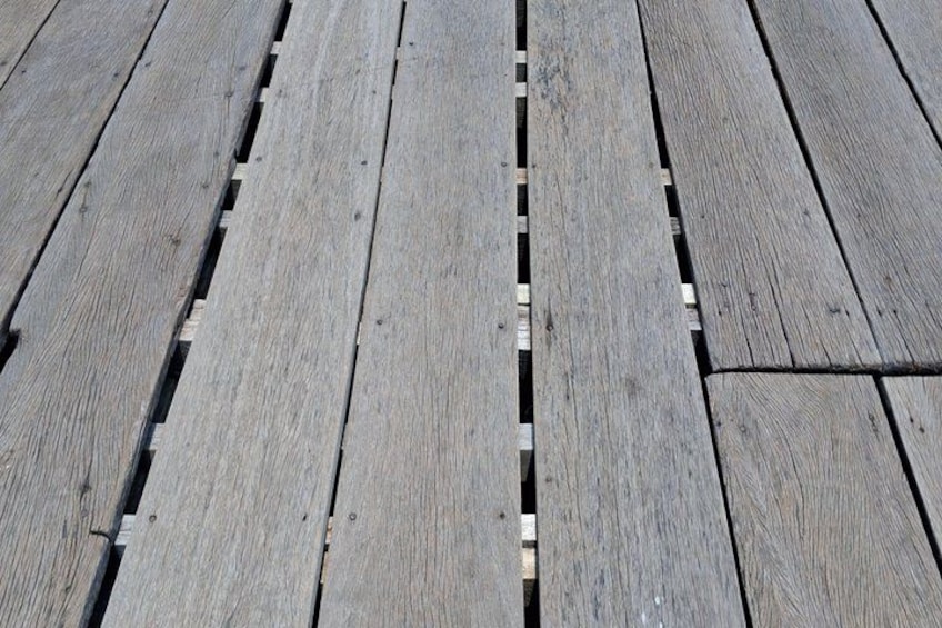 Una terraza de madera con tablones dispuestos en líneas paralelas. 4