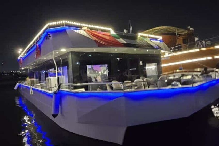 Un bateau doté d’un pont couvert, d’un espace salon et d’éclairage bleu. 5