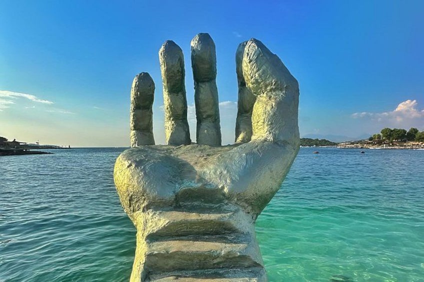 Un'imponente scultura a forma di mano immersa nell'acqua. 3