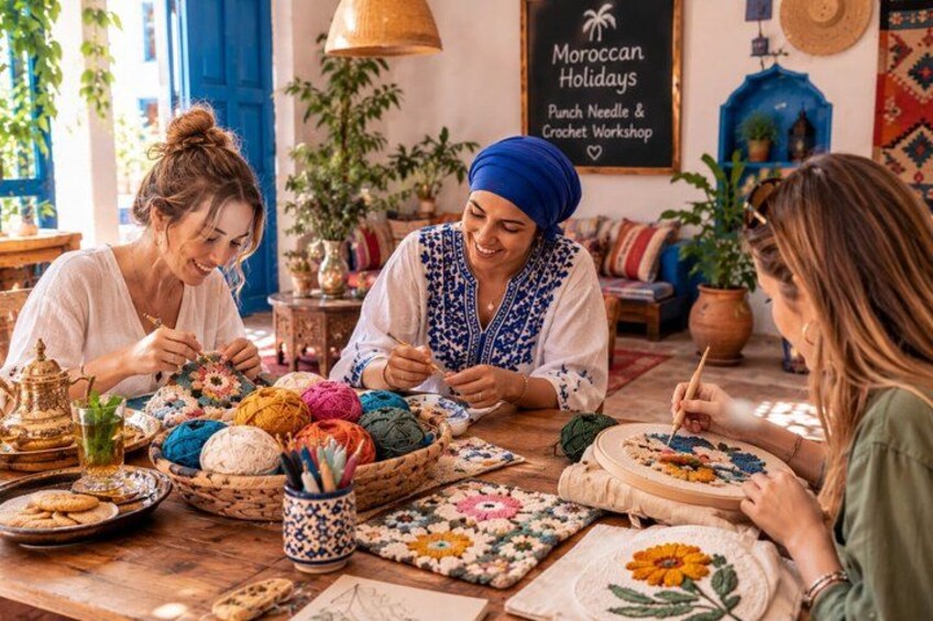 Un groupe de personnes participait à un atelier de crochet, et la table était couverte de fils colorés et de crochets. 4
