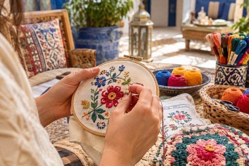 Une personne qui réalise une broderie à motifs floraux sur un tissu. 1