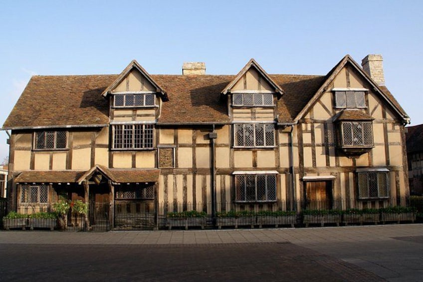 Stratford Town Walk outside Shakespeare's Birthplace 5