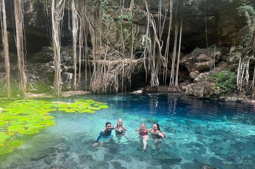 Une piscine naturelle entourée d’arbres et de rochers. 5