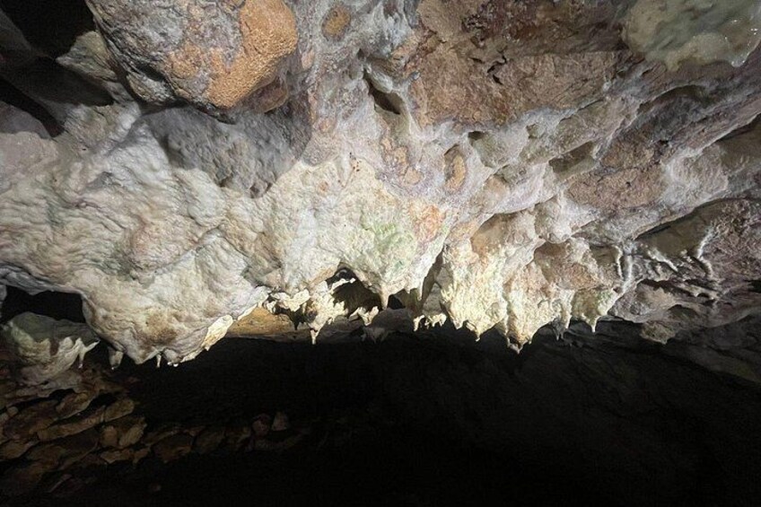 L'intérieur d'une grotte, avec des stalactites et des stalagmites. 2