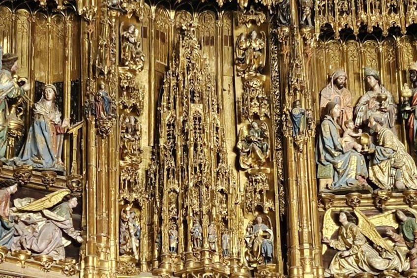 Un elaborato iconostasi dorato con molte figure e sculture intricate. 2