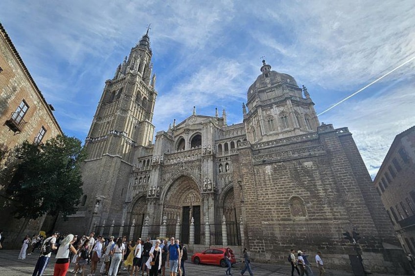 Una cattedrale storica con due imponenti torri e una grande cupola. 2