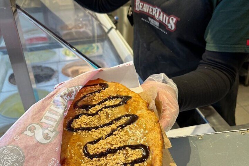 Una persona tiene un dolce con glassa al cioccolato e granella. 4