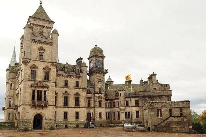Un grand bâtiment historique doté de nombreuses tours, dont une tour abritant une horloge. 2