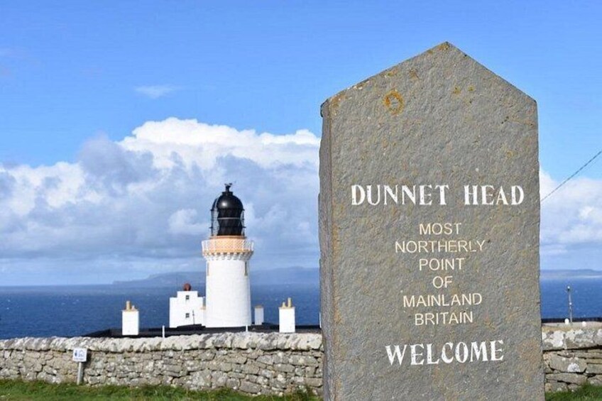 Un phare et un panneau indicateur se dressent à Dunnet Head, le point le plus septentrional de la Grande-Bretagne continentale. 3