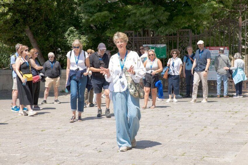 Enchanting Historical Walking Tour in Avignon 1