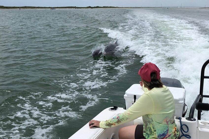 Una persona su una barca in mezzo all'acqua, con onde tutt'intorno. 2
