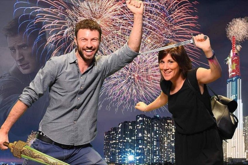 Un hombre y una mujer posan con fuegos artificiales al fondo. 3