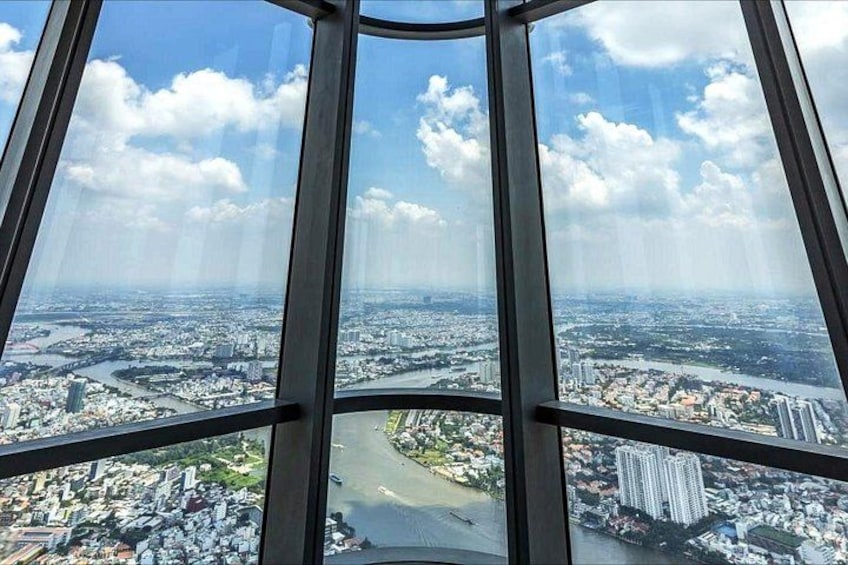 Vista panorámica desde un edificio de gran altura, con un río y el paisaje urbano al fondo. 5