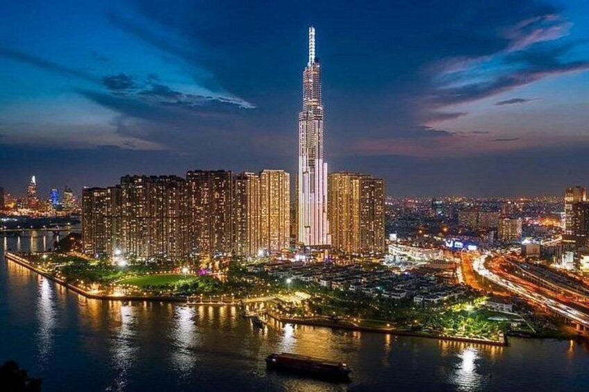 Un paisaje urbano con un rascacielos destacado, un río y edificios circundantes. 1