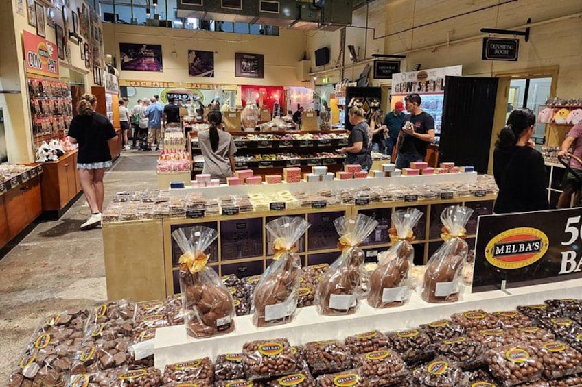 Un pasillo de un supermercado con diversos productos envasados exhibidos. 3