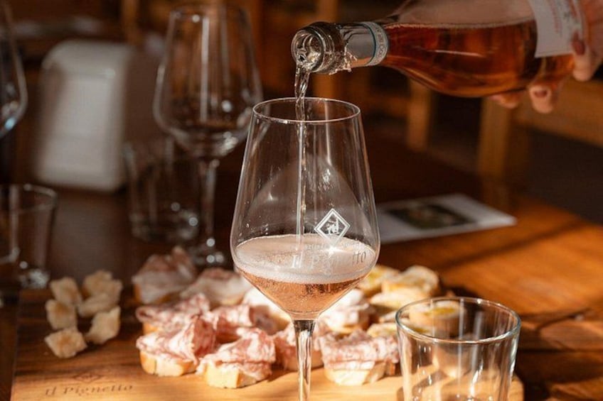 On verse du vin rosé dans un verre. 1