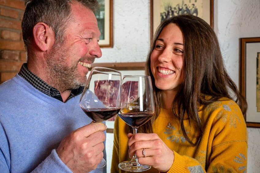 Un homme et une femme tenant des verres de vin. 2