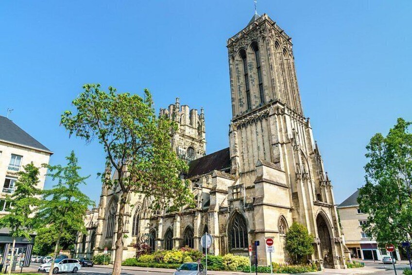 Una iglesia histórica con una torre alta y ventanas de arco. 4