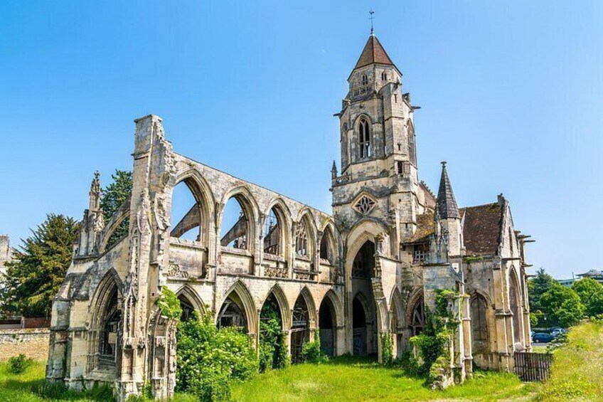 Una iglesia de estilo gótico con un campanario alto y varios arcos. 3