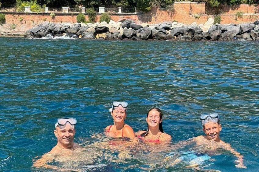 Boat experience along the coast of Naples and breathtaking views. 4