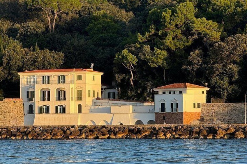 Boat experience along the coast of Naples and breathtaking views. 5