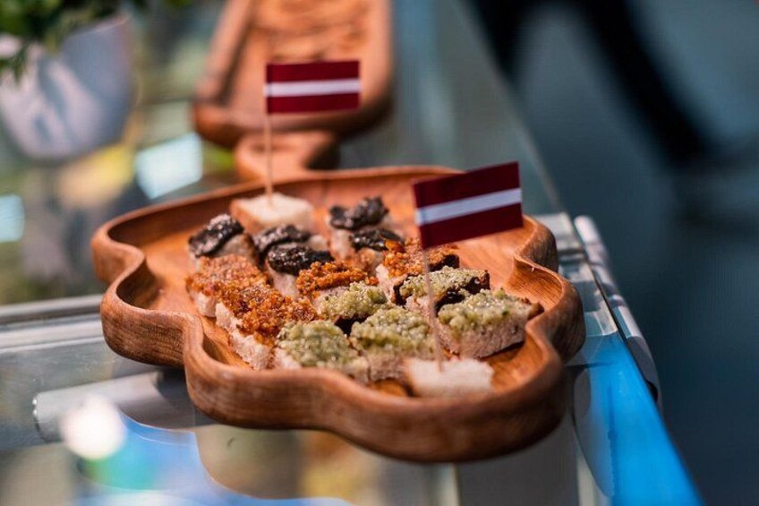 En träbricka med olika sorters mat och en liten flagga. 1