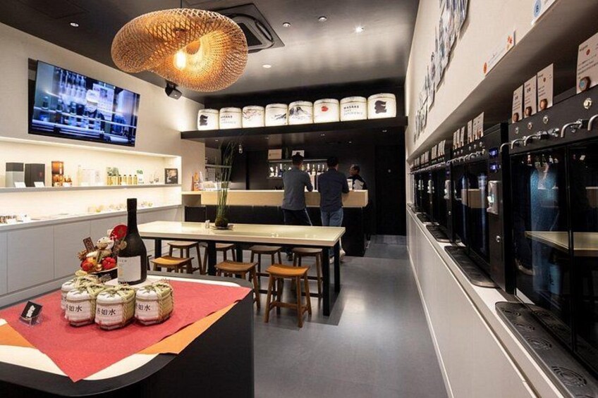 Una cocina moderna con barra, pantalla de televisión y cafetera. 2