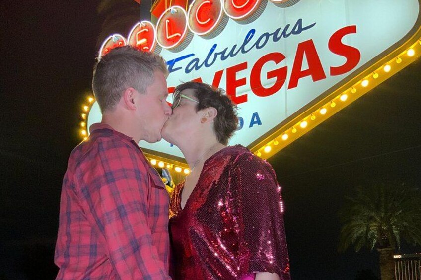 Ett par kysser varandra framför en neonskylt med texten ”Fantastiska Las Vegas”. 3