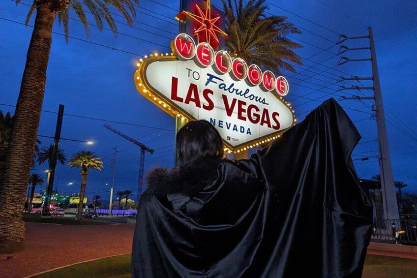 En person som står framför den berömda skylten med texten ”Välkommen till fantastiska Las Vegas”. 4