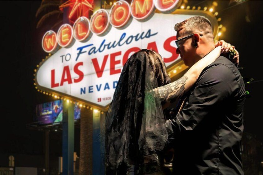 Ett par som kramas framför skylten med texten Las Vegas. 1