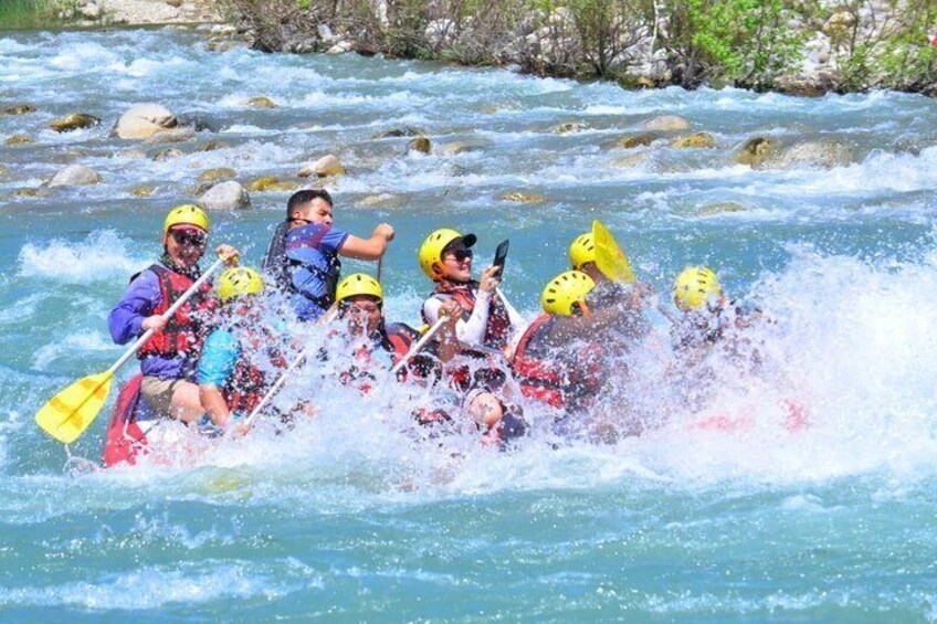 Un gruppo di persone che fa rafting su un fiume impetuoso. 2