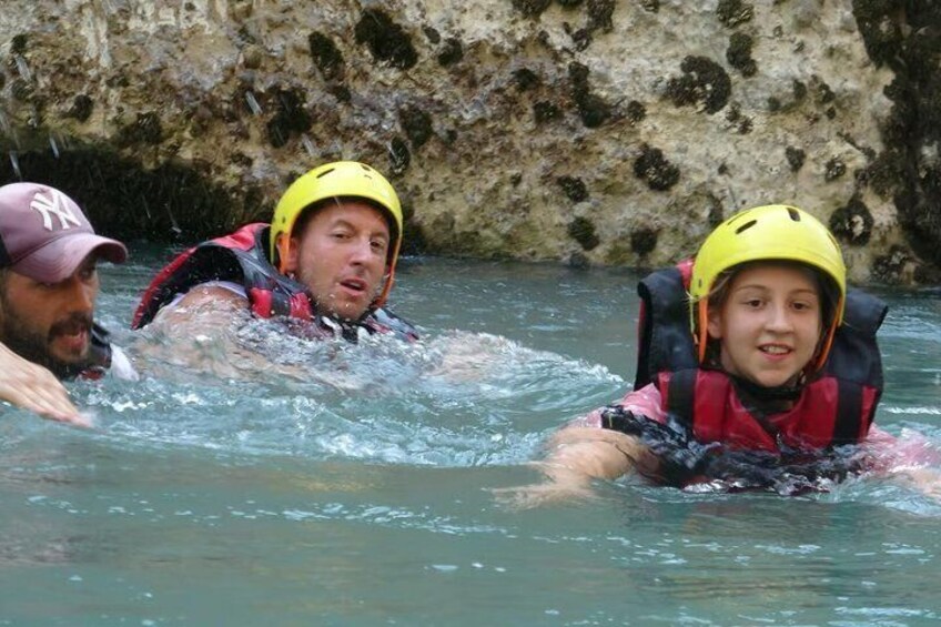 Persone in acqua con caschi e giubbotti di salvataggio. 5