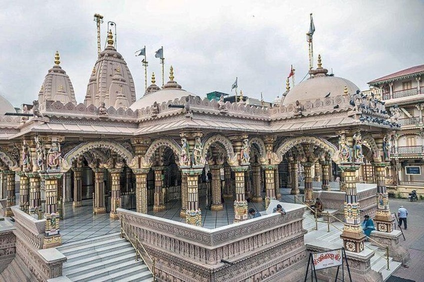 Un templo con arquitectura ornamentada, que incluye cúpulas y tallas detalladas. 4