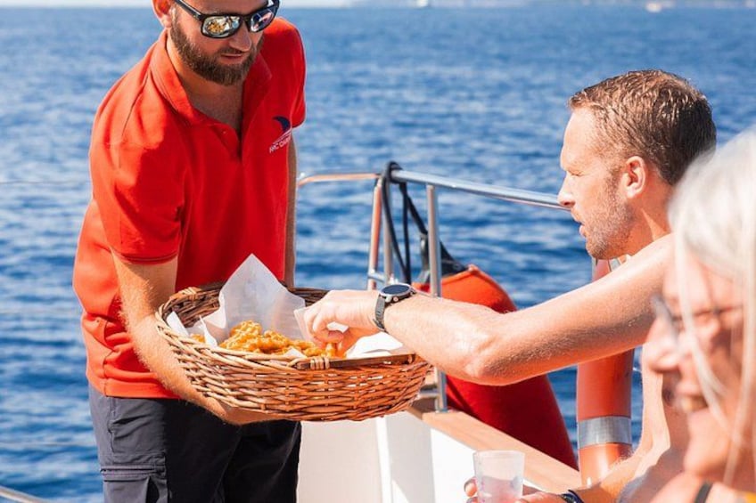 Iemand serveert eten op een boot, met een mand vol lekkernijen. 1