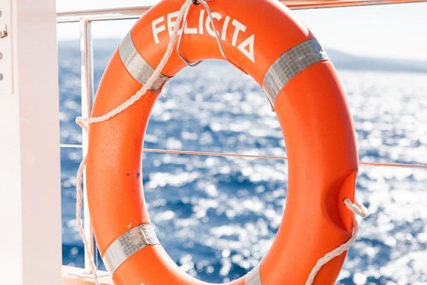 Un flotador con la palabra 'FELICITA' en la barandilla de un barco. 3