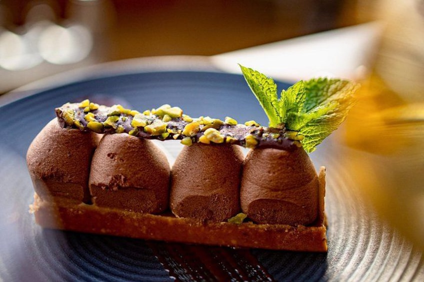 Een nagerecht met chocolademousse op een bord. 2